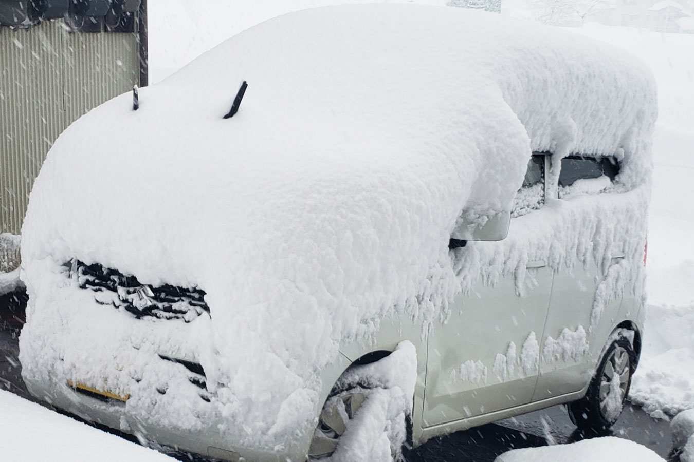 車の上に雪が積もると大変！